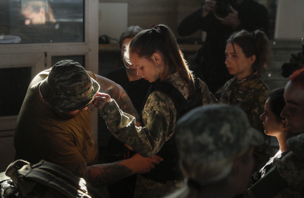 epa10741143 Ukrainian women attend the testing of a new women's military uniform during military training at a shooting range near Kyiv, Ukraine, 12 July 2023 amid the Russian invasion. Ukrainian ...