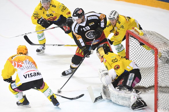 Lugano’s player Patrik Zackrisson, left, try to scores against Bern&#039;s goalkeeper Leonardo Genoni, right, during the fourth Playoff semifinal game of National League A (NLA) Swiss Championship bet ...