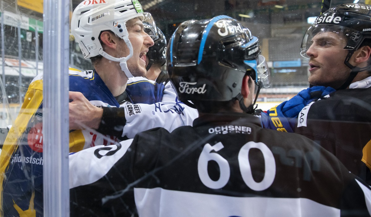Berns Thomas Thiry, rechts, sagt Davos' Fabrice Herzog, links, die Meinung, nach einem Check von Herzog gegen Berns Eric Blum (nicht im Bild), im Eishockey Meisterschaftsspiel der National League ...