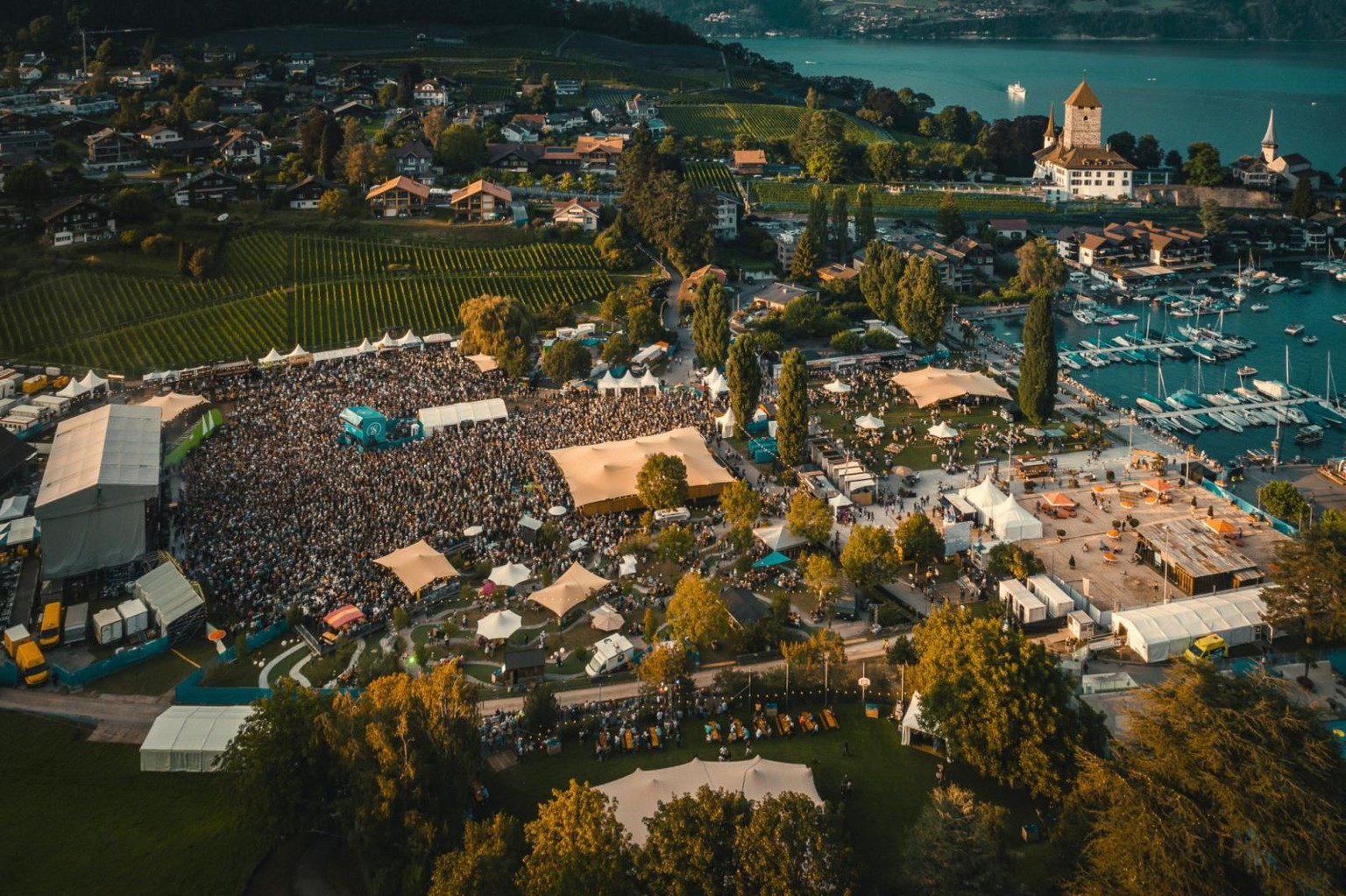 Das Seaside Festival in Spiez hat Platz für 10'000 Besucherinnen.