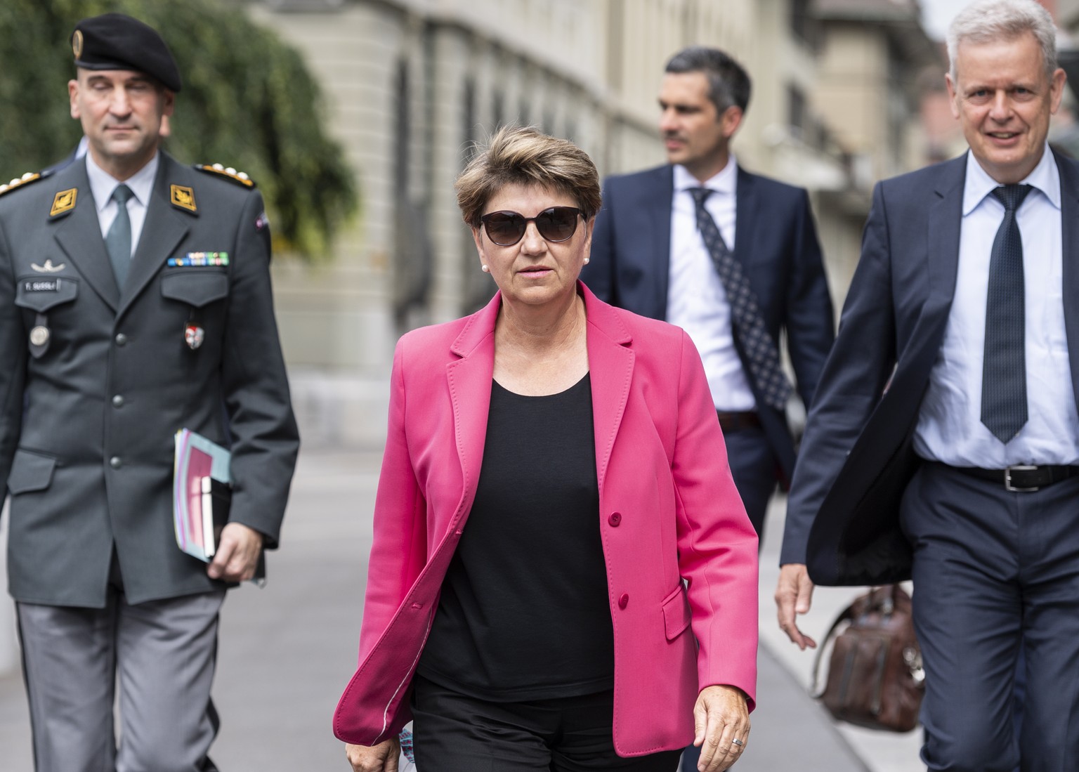 Bundesraetin Viola Amherd, Mitte, schreitet zusammen mit dem Ruestungschef Martin Sonderegger, rechts, und dem Chef der Armee, Thomas Suessli, links, zur Medienkonferenz, um im Anschluss an die Bundes ...