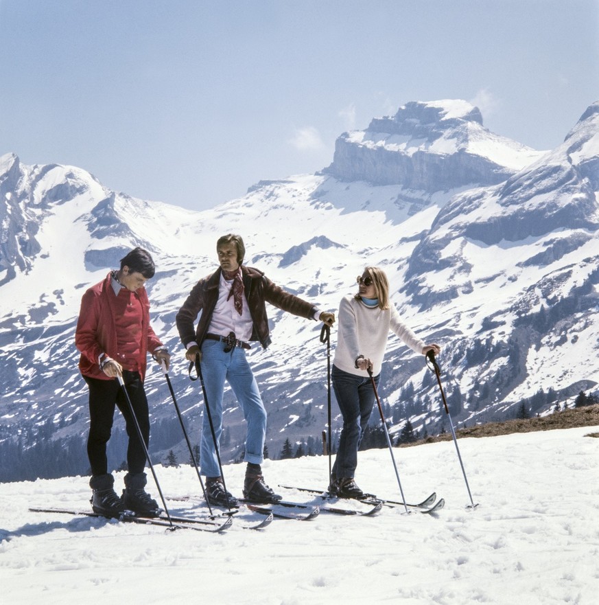 Color photograph of a group of skiers in Engelberg, Switzerland, with typical equipment and clothes from the 1970s, pictured on November 30, 1969. (KEYSTONE/PHOTOPRESS-ARCHIV/Str)

Farbaufnahme einer  ...