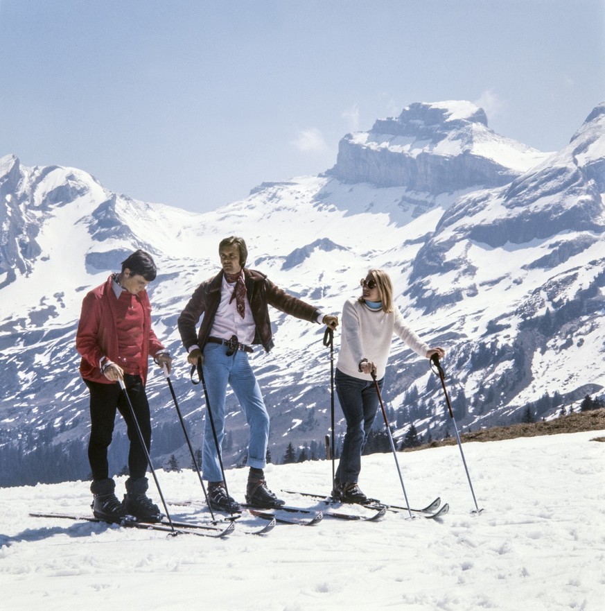 Color photograph of a group of skiers in Engelberg, Switzerland, wearing typical equipment and clothing from the 1970s, pictured on November 30, 1969. (KEYSTONE/PHOTOPRESS-ARCHIV/Str) Color photograph of a ...