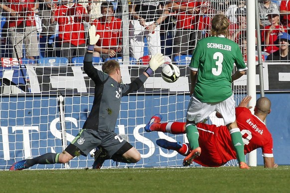 Eren Derdiyok trifft, die Deutschen Marc-André ter Stegen und Marcel Schmelzer sind machtlos.