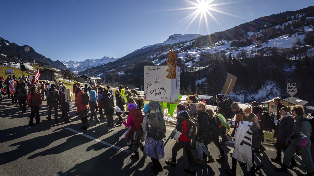 WEF 2025 in Davos 350 Personen in Küblis GR zu Protestwanderung