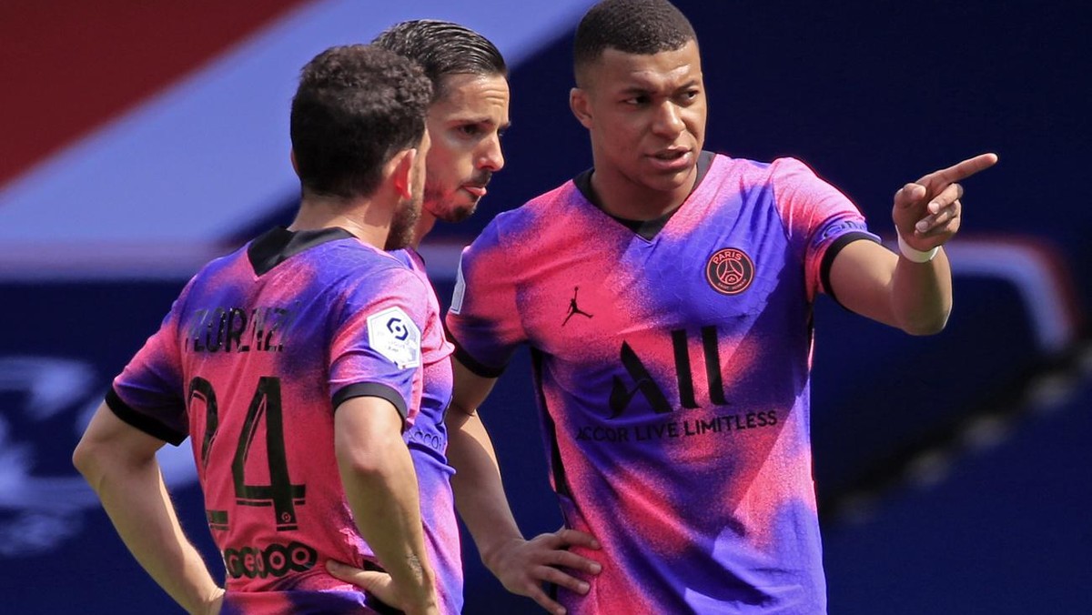 epa09142870 Paris Saint-Germain's Kylian Mbappe (R) speaks with Paris Saint-Germain's Alessandro Florenzi (L) and Paris Saint-Germain's Pablo Sarabia (C) during the French Ligue 1 socce ...