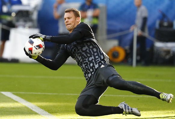Football Soccer - Germany v Italy - EURO 2016 - Quarter Final - Stade de Bordeaux, Bordeaux, France - 2/7/16
Germany&#039;s Manuel Neuer warms up before the match
REUTERS/Michael Dalder
Livepic