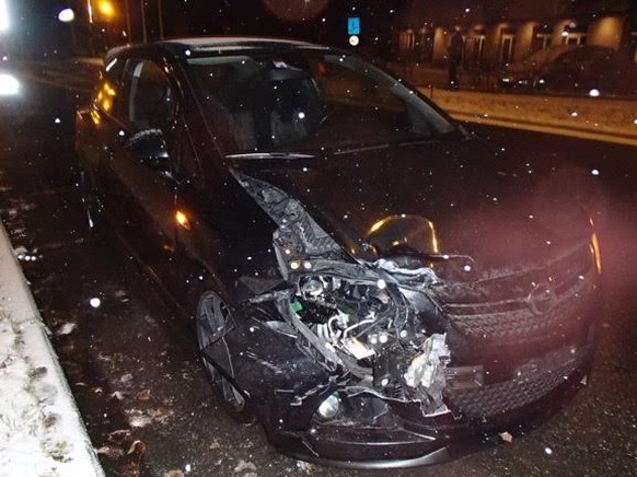 Beim Unfall in Suhr wurde das Auto stark beschädigt.