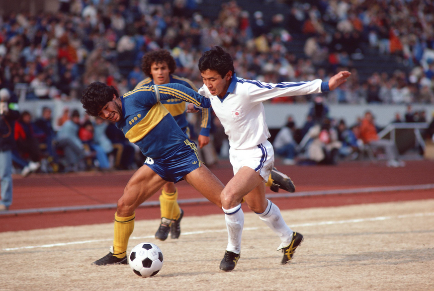 Diego Armando Maradona (Boca Juniors, li.) im Duell - PUBLICATIONxINxGERxSUIxAUTxHUNxONLY (aflo348) Fußball Herren Testspiel 1982, Test, Nationalteam, Japan - Boca Juniors Buenos Aires 1:1 Gruppe Toky ...
