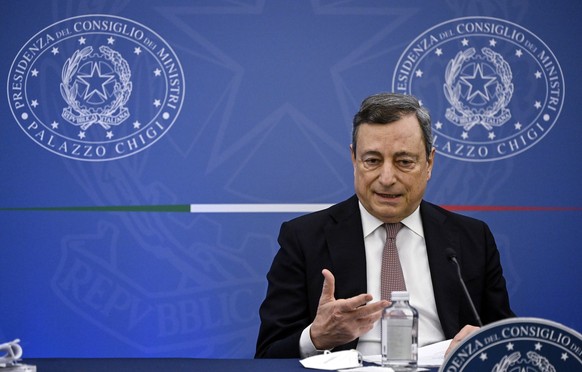 epa09770002 Italian Prime Minister, Mario Draghi, attends a press conference after the cabinet meeting to illustrate the new measures to contain the rise of energy&#039;s cost, in Rome, Italy, 18 Febr ...