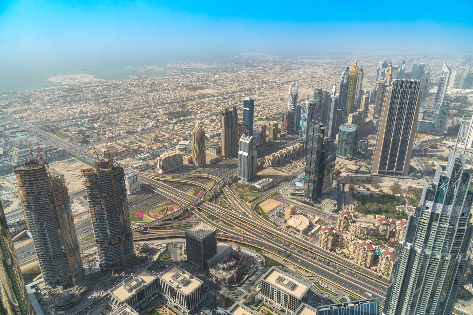 Wir sind hier nicht im Flugzeug, sondern auf dem Burj Khalifa in Dubai.