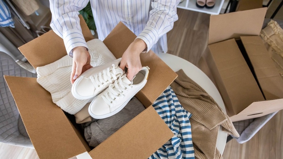 Chinesische Billig-Marke Shein: «Öko-Test» hat die Produkte des weltweit grössten Direktversenders untersucht und bedenkliche Stoffe darin gefunden.
Schuhe, Karton, Kleider, Bestellung