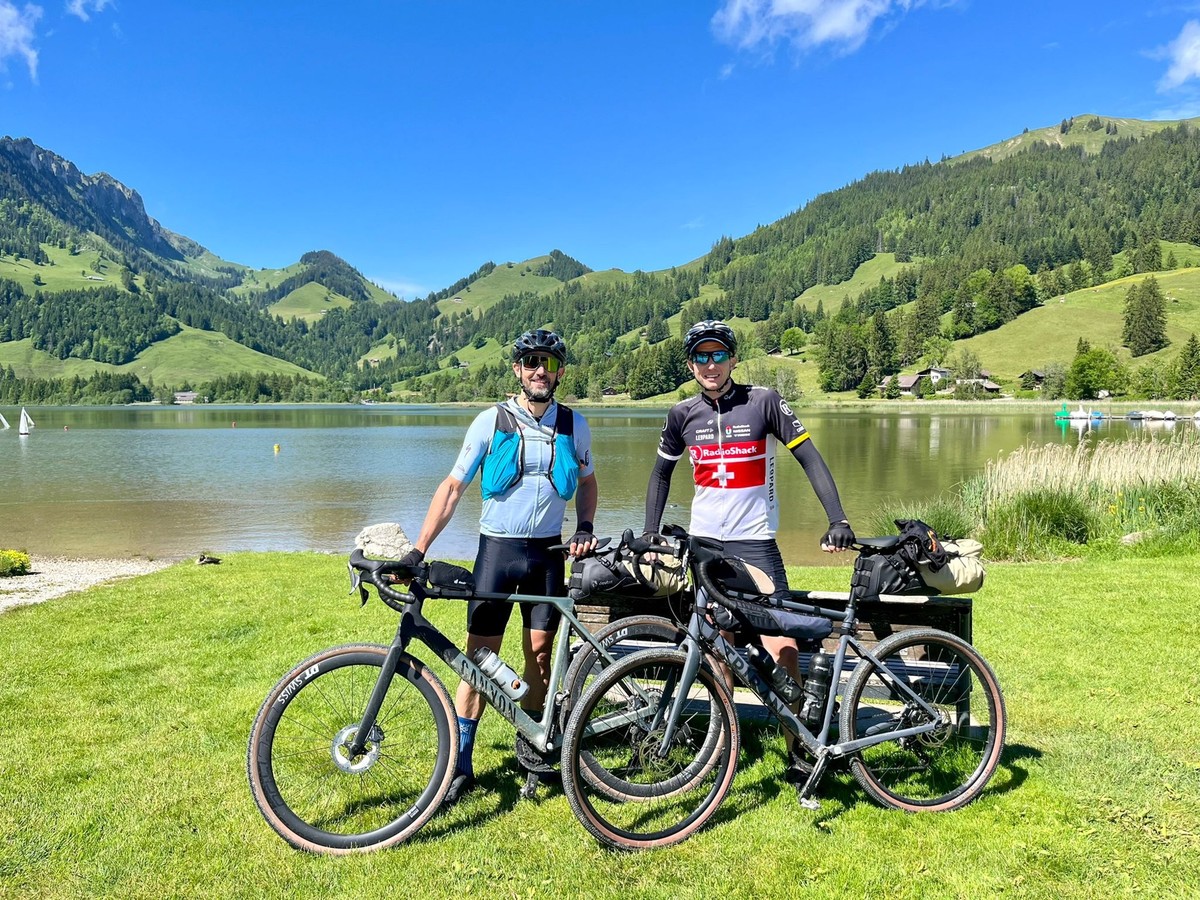 S'il participe seul à la Crossing Switzerland 390, Ludovic Gremaud (à gauche) apprécie aussi les sorties entre amis.