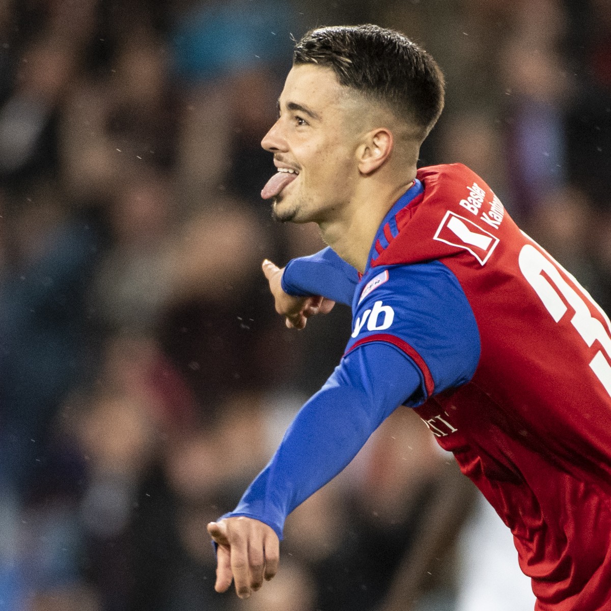 Basels Edon Zhegrova jubelt nach seinem Tor zum 3:0 im Fussball Meisterschaftsspiel der Super League zwischen dem FC Basel und dem FC Zuerich im Stadion St. Jakob-Park in Basel, am Mittwoch, 25. Septe ...