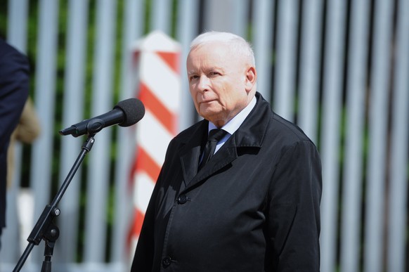 epa10659218 Leader of the Law and Justice (PiS) rulling party Jaroslaw Kaczynski attends a press conference on immigration at the Polish-Belarusian border, in Kopczany, Poland, 27 May 2023. EPA/Tomasz ...
