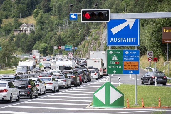 Der Ferienreiseverkehr staut sich vor dem Gotthard-Tunnel in Richtung Sueden bei der Autobahneinfahrt in Wassen im Kanton Uri auf mehreren Kilometern, am Samstag, 8. Juli 2023 in Wassen. (KEYSTONE/Urs ...