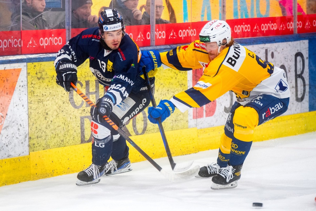 Ambri's player Manix Eric Landry, left, fights for the puck with Davo's player Egli Chris, right, during the preliminary round game of National League Swiss Championship 2023/24 between HC A ...