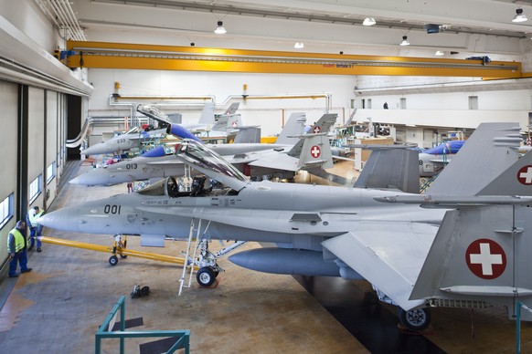 ARCHIVE --- ZU 100 JAHRE LUFTWAFFE SCHWEIZ STELLEN WIR IHNEN DIESES BILD ZUR VERFÜGUNG --- F/A-18 fighter jets of the Swiss Army stand in a hangar of RUAG Aviation in Emmen in the canton of Lucerne, S ...