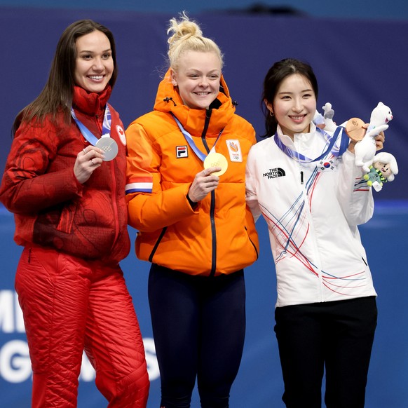 epa12746471 (from L) Silver medalist Courtney Sarault of Canada, gold medalist Xandra Velzeboer of the Netherlands and bronze medalist Kim Gilli of South Korea during the medal ceremony for the Women& ...