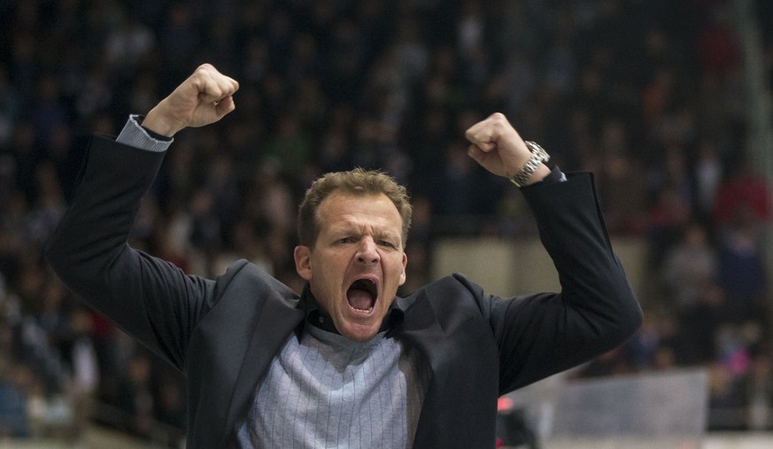 EHC Kloten Cheftrainer Kevin Schlaepfer freut sich ueber den Siegestreffer zum 3-1 im zweiten Eishockey Spiel des Playout-Final der National League zwischen dem EHC Kloten und dem HC Ambri-Piotta am D ...