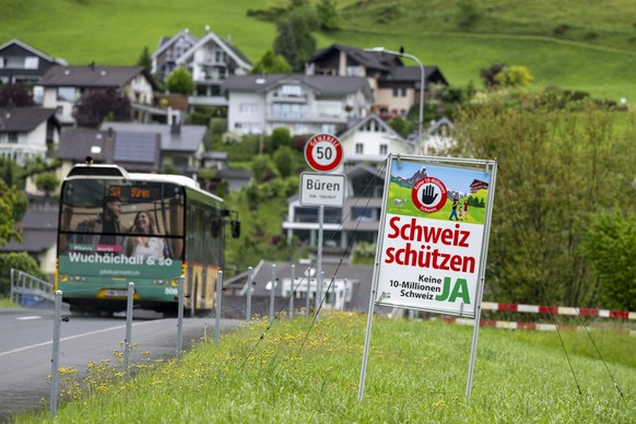 Ein Abstimmungsplakat der SVP zur Eidgenoessischen Volksinitiative: Keine 10-Millionen-Schweiz! (Nachhaltigkeitsinitiative) am Montag, 11. Mai 2026 in der Gemeinde Bueren im Kanton Nidwalden. (KEYSTON ...