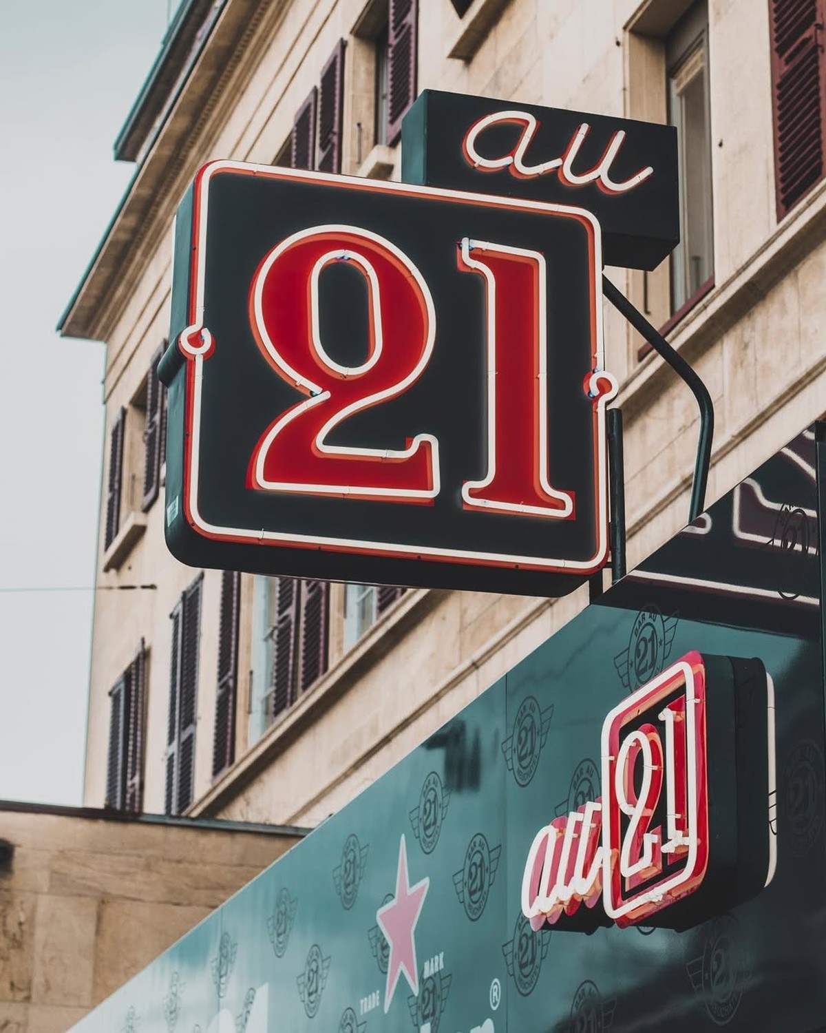Le bar Au 21 existe depuis 1967 au lieu actuel.