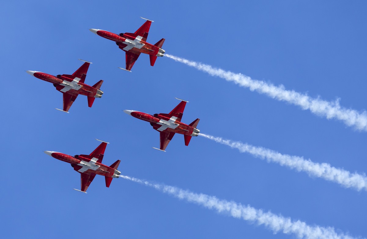 The Patrouille Suisse performs prior to the men's Super G race at the Alpine Skiing FIS Ski World Cup, in Wengen, Switzerland, Friday, January 17, 2025. (KEYSTONE/Peter Klaunzer)