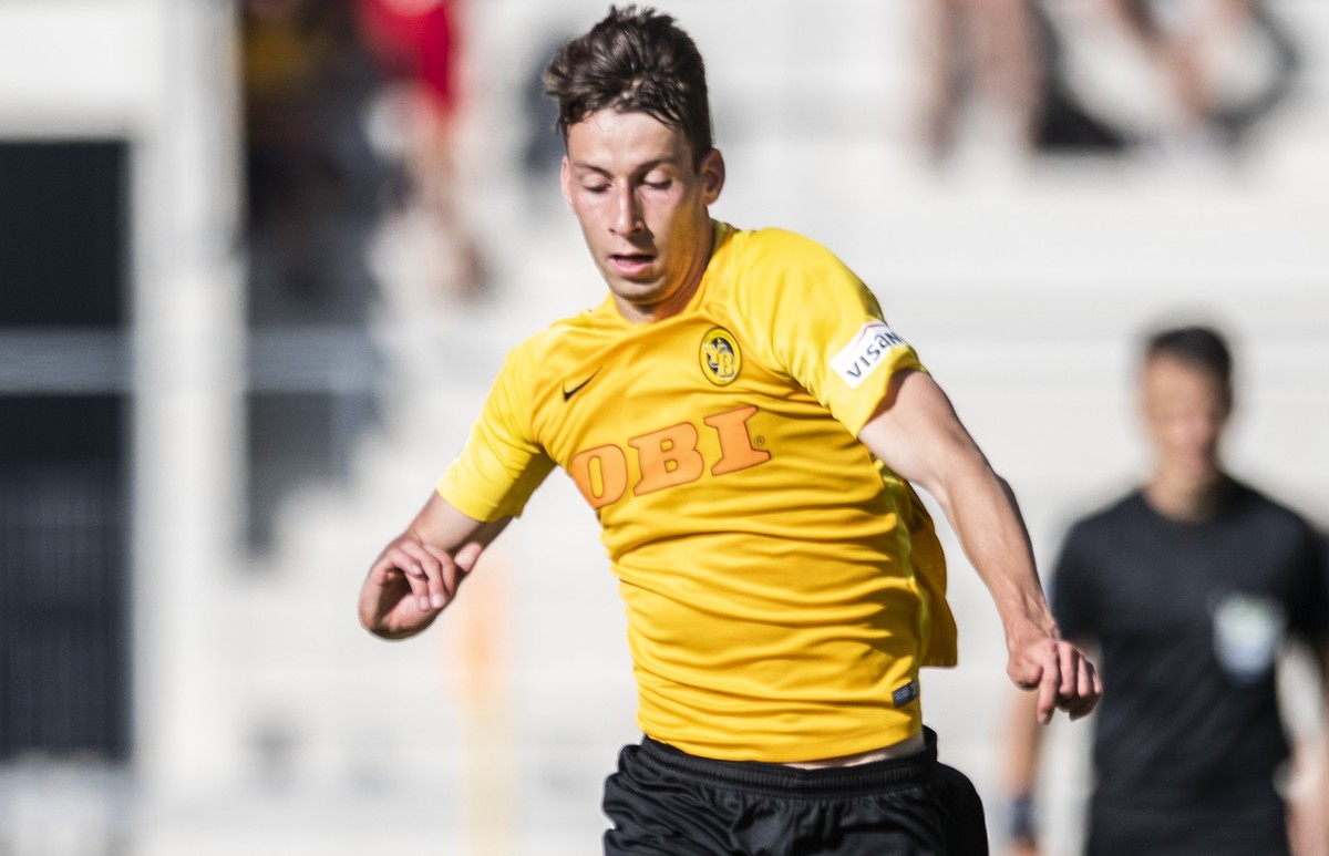 CAPTION CORRECTION: CORRECTS TEAM NAME: Rotterdam's Bart Nieuwkoop, left, fights against Young Boy's Sandro Lauper, right, during a friendly soccer match of the international Uhrencup tourna ...
