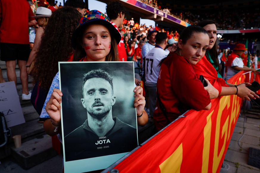 epa12213828 Portuguese supporters pay tribute to the late portuguese soccer players Diogo Jota his brother Andre Silva who as died on 03 July in a car accident in Spain, ahead of the UEFA Women&#039;s ...