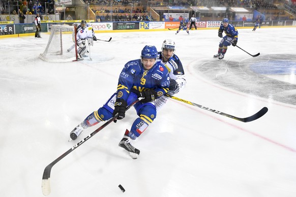 Tino Kessler von Davos, links, gegen Ambris Igor Jelovac, beim Eishockey-Qualifikationsspiel der National League A zwischen dem HC Davos und dem HC Ambri Piotta, am Freitag, 2. Februar 2018, in der Va ...