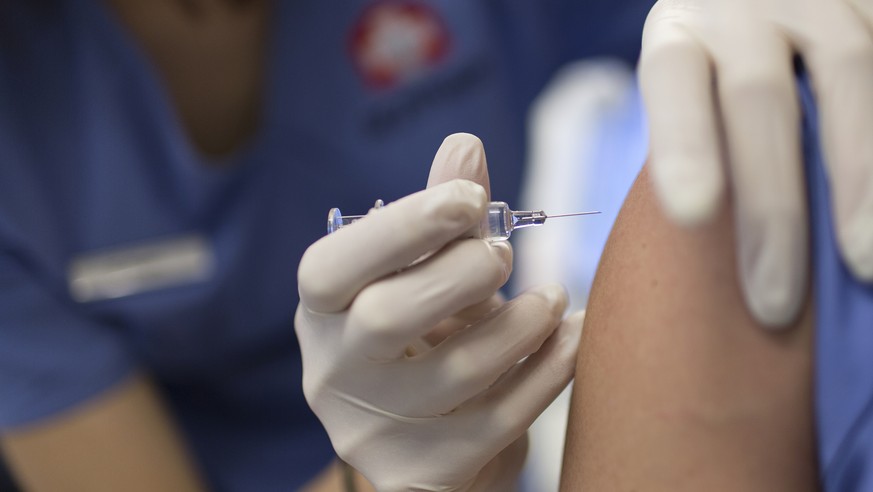 HEUTE, MITTWOCH, 4. FEBRUAR 2015, STELLEN WIR IHNEN FOLGENDES NEUE BILDMATERIAL ZUR GRIPPEIMPFUNG ZUR VERFUEGUNG --- A medical assistant gives a flu vaccination at the Arzthaus in Zurich, Switzerland, ...