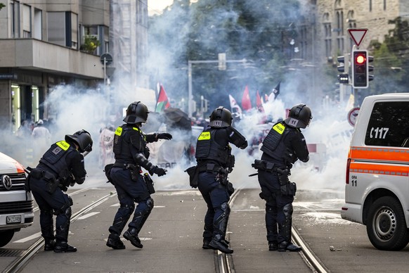 Police cordon off the area around Zurich Stauffacher with rubber bullets and tear gas during a rally against the war in Gaza, on Thursday, June 12, 2025 in Zurich, Switzerland. (KEYSTONE/Michael Buhol ...