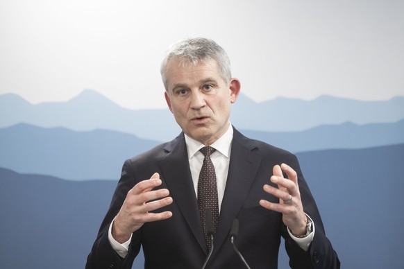 Bundesrat Beat Jans spricht an einer Medienkonferenz waehrend seinem Besuch im Bundesasylzentrum Chiasso, am Dienstag, 19. Februar 2024 in Chiasso. (KEYSTONE/Ti-Press/PABLO GIANINAZZI)