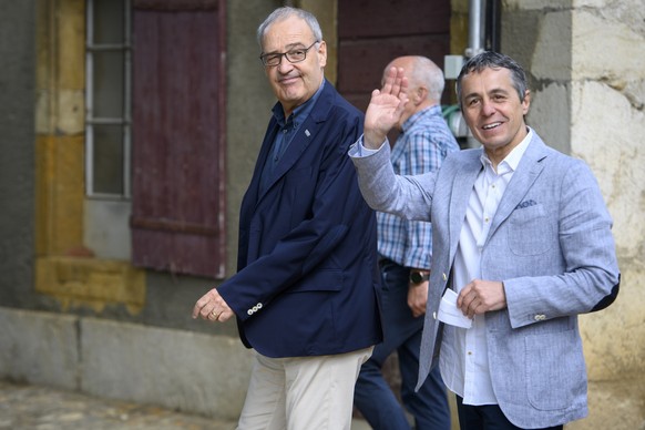 Le conseiller federal Ignazio Cassis, droite,et le president Guy Parmelin, droite, saluent les journalistes lors de l&#039;excursion du Conseil federal ce jeudi 1 juillet 2021 au Domaine de la Chartre ...