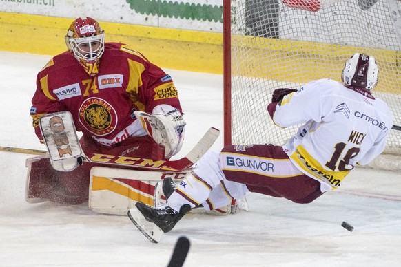 Tigers Goalie Ivars Punnenovs, links, kaempft um den Puck, gegen Servettes Jeremy Wick, rechts, waehrend dem Meisterschaftsspiel der National League, zwischen den SCL Tigers und dem Genf-Servette HC,  ...