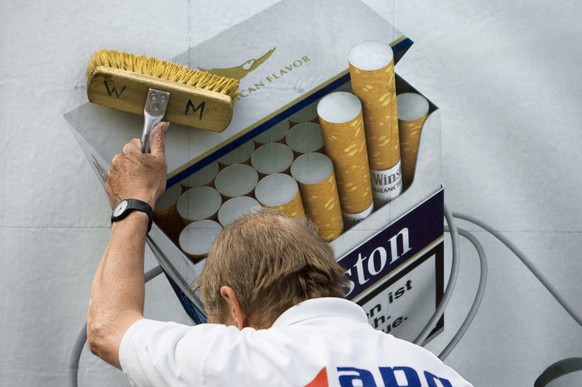 ZUR MELDUNG, DASS DER NATIONALRAT EIN VERBOT FUER TABAKWERBUNG IM KINO UND AUF PLAKATEN ABLEHNT, STELLEN WIR IHNEN AM DONNERSTAG, 8. DEZEMEBER 2016, FOLGENDES ARCHIVBILD ZUR VERFUEGUNG - Ein Mitarbeit ...