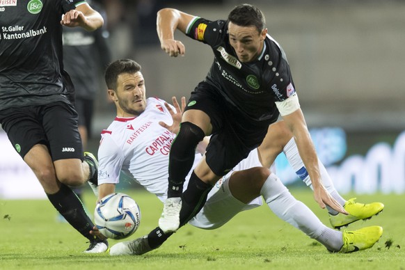 Le milieu valaisan Anto Grgic, gauche, lutte pour le ballon avec le defenseur st-gallois Silvan Hefti, droite, lors de la rencontre de football de Super League entre le FC Sion et le FC St.Gallen ce m ...