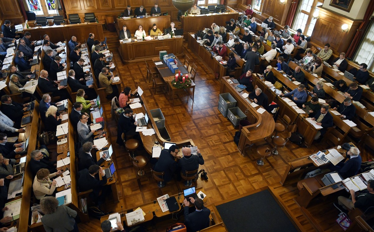 Blick in den Gemeinderat der Stadt Zuerich waehrend der Budgetdebatte im Zuercher Rathaus am Freitag, 16. Dezember 2016. (KEYSTONE/Walter Bieri)