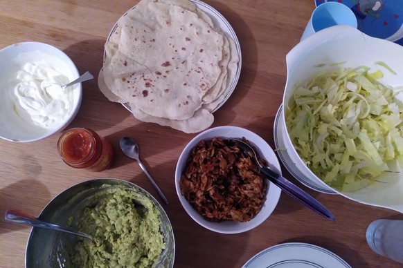 Eisbergsalat, vegane Fleischalternative, scharfe Sauce, Sauerrahm und die leckersten Teigfladen ever. Diese macht mein Mann, wenn wir genügend Zeit zum Kochen haben.