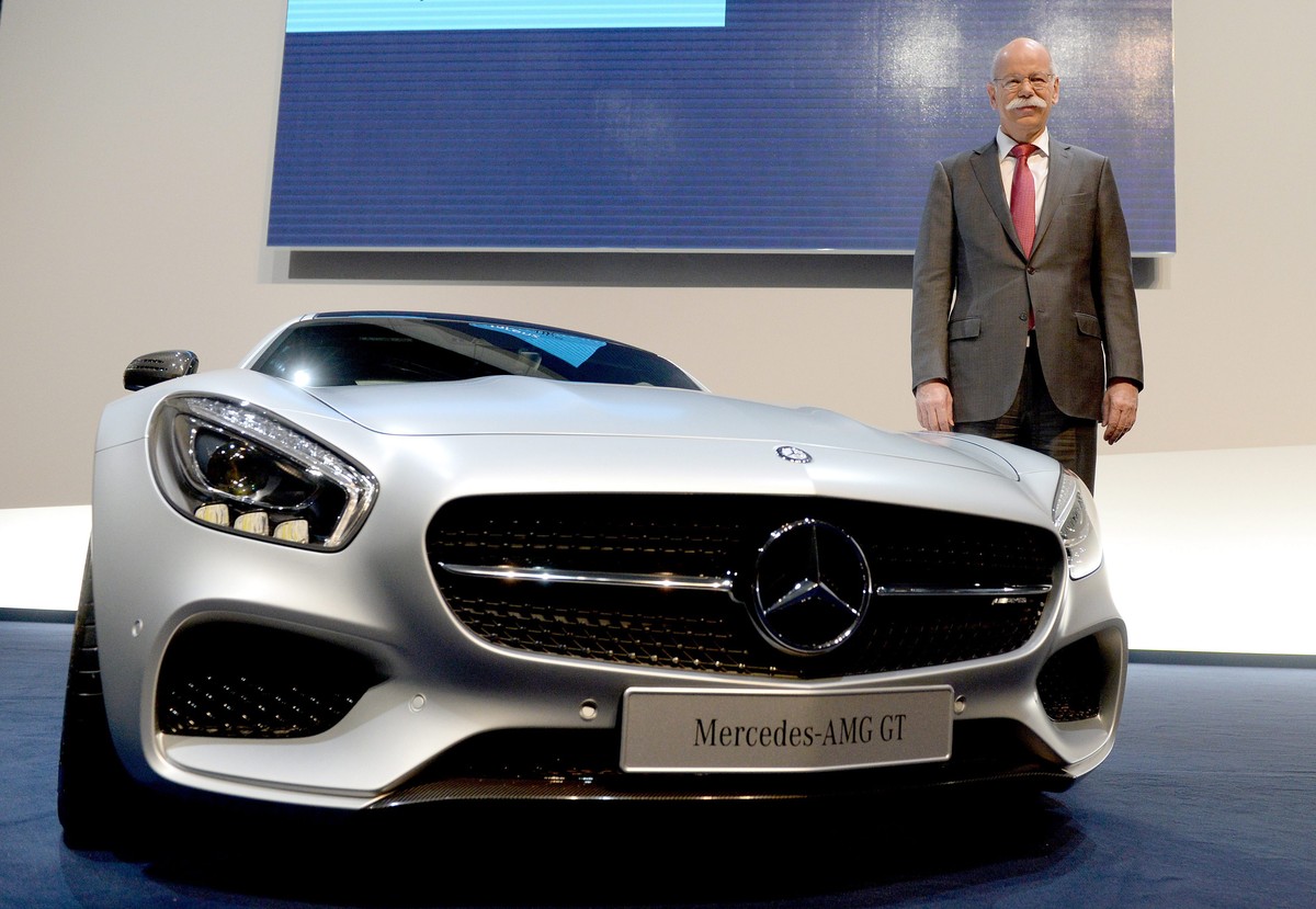 Mercedes-CEO Dieter Zetsche vor einem neuen Wagen seiner Firma.