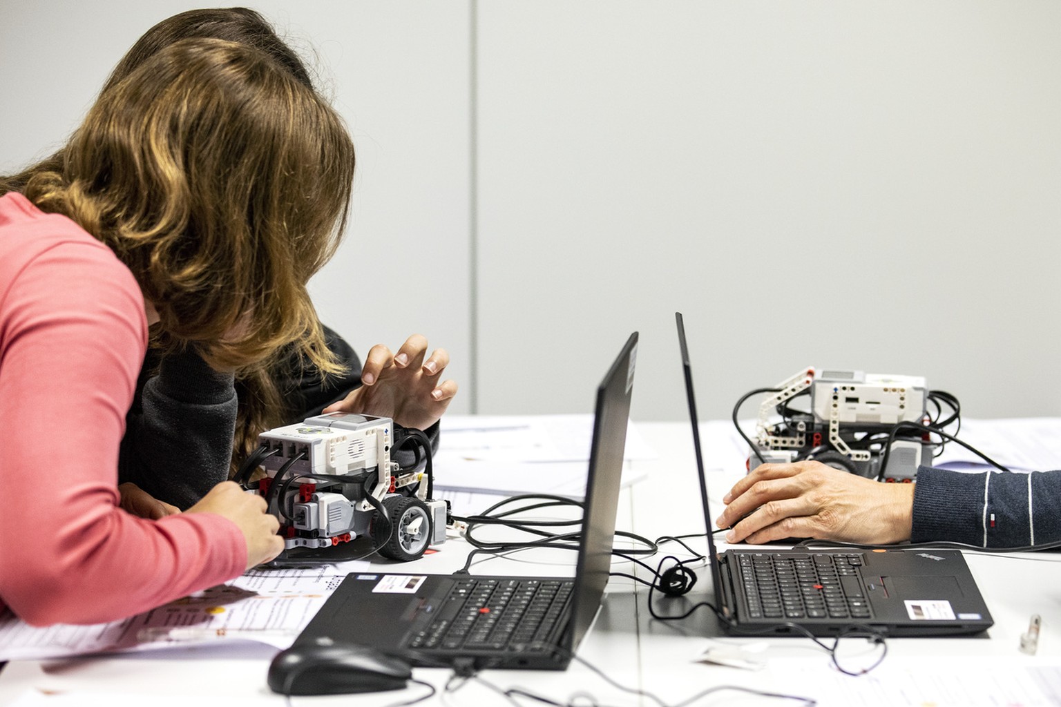 Lehrpersonen arbeiten mit dem EV3, einem paedagogischen Roboter, anlaesslich der Eroeffnung des RobertaRegioZentrum Luzern am Samstag, 19. Oktober 2019, in Luzern. (KEYSTONE/Alexandra Wey)