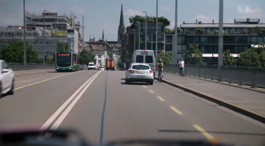 Die Rettungskräfte auf dem Weg zu einem Einsatz in einem Einkaufszentrum in Basel.