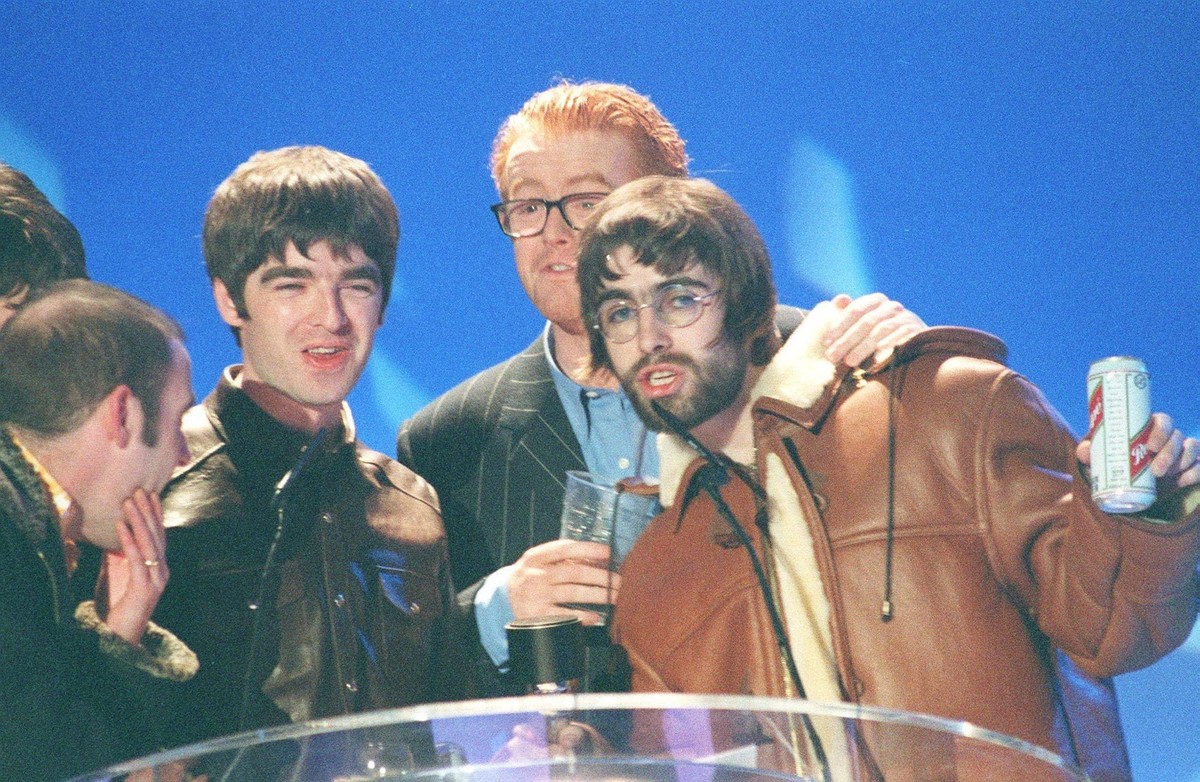 Left: NOEL GALLAGHER Right: LIAM GALLAGHER Members of the British Pop Group Oasis With other band members Seen at the 1996 Brit Awards. COMPULSORY CREDIT: UPPA/Photoshot Photo UIW 011039/J-32 19.02.19 ...