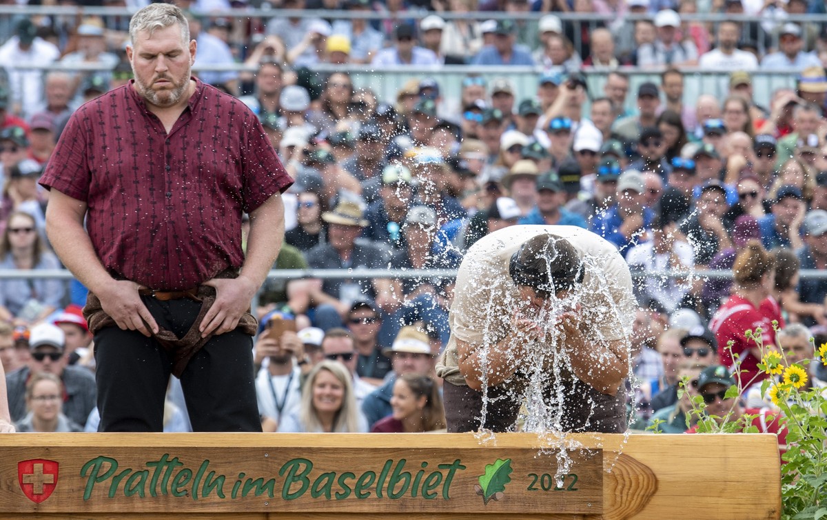 Christian Stucki, links, und Nick Alpiger, rechts, im 6. Gang am Eidgenoessischen Schwing- und Aelplerfest (ESAF) in Pratteln, am Sonntag, 28. August 2022. (KEYSTONE/Urs Flueeler).