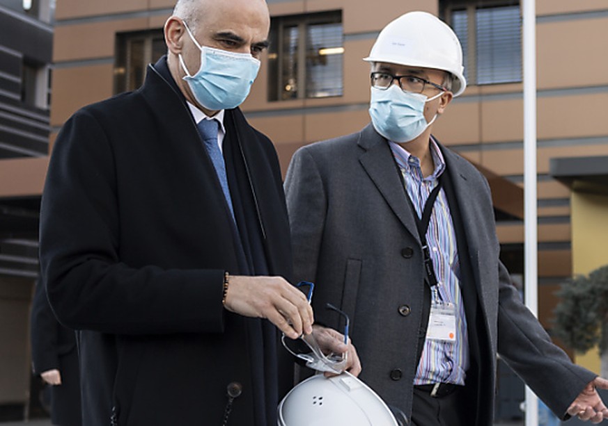 Gesundheitsminister Alain Berset (links) in Visp (VS) nach einem Besuch der Moderna-Impfstoff-Anlage der Firma Lonza. Rechts: Moderna-Manager Dan Staner, Direktor f