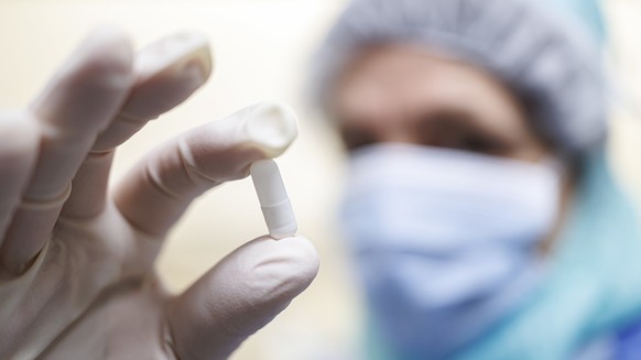 Une gelule de medicament est photographiee lors d&#039;une visite du laboratoire de production du medicament de transfert microbiote fecal (TMF) ce lundi 27 janvier 2025 au Centre hospitalier universi ...