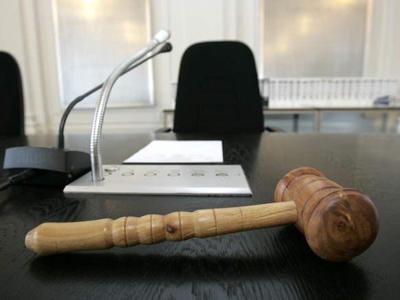 Ein hoelzerner Hammer liegt auf dem Platz des Vorsitzenden Richters Eberhard Lang am Dienstag, 26. Juli 2005, im Landgericht in Karlsruhe vor der Urteilsverkuendung im FlowTex Schadensersatzprozessl.  ...