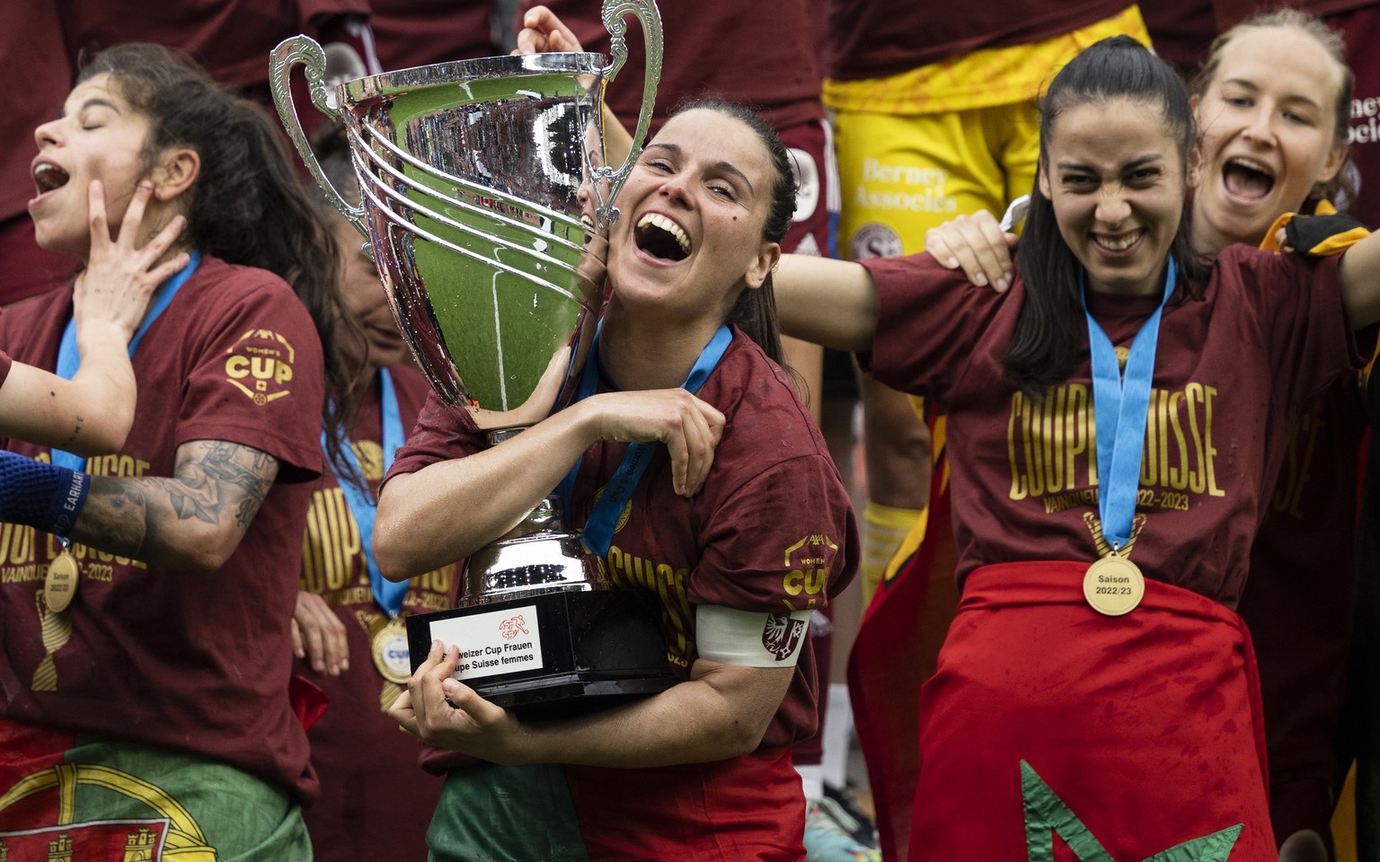 Die Genfer jubeln mit dem Pokal nach ihrem Sieg im AXA Women