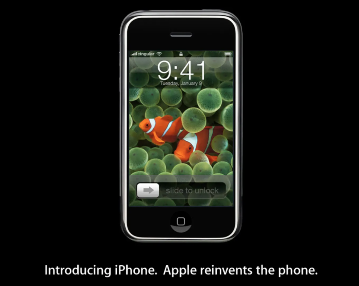 Ein Webseiten-Screenshot vom Januar 2007 zeigt das Ur-iPhone mit dem legendären Wallpaper.
