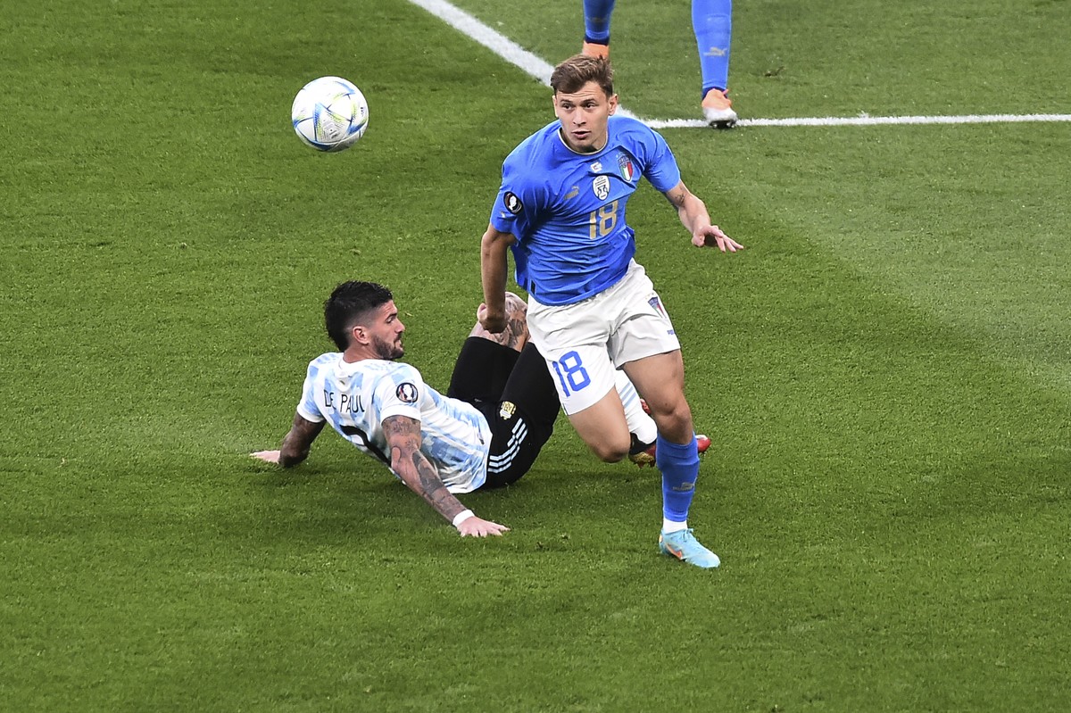 Argentina's Rodrigo De Paul, left, challenges for the ball with Italy's Nicolo Barella during the Finalissima soccer match between Italy and Argentina at Wembley Stadium in London , Wednesda ...